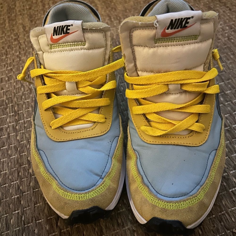 Men’s Nike Waffle Debut size 10

In very good shape

Boarder Blue & Sanded Gold
